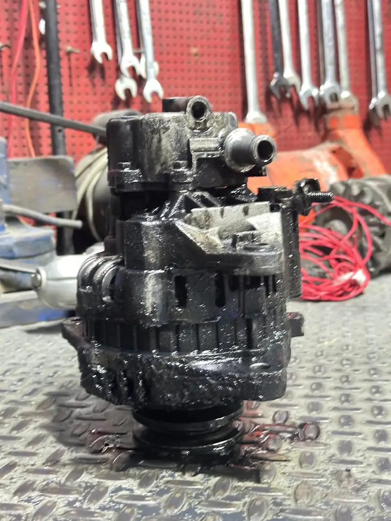 Alternador de Hyundai 2013 sucio y dañado antes de la reparación