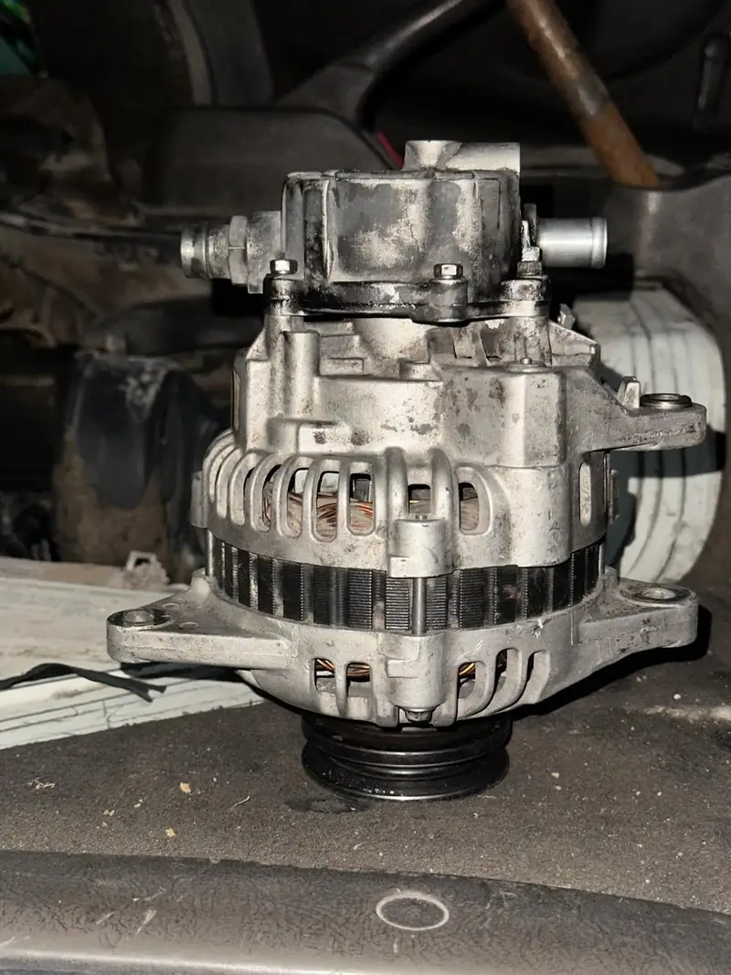 Alternador de Hyundai 2013 limpio y reparado