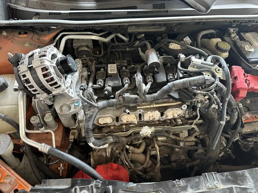 Alternador nuevo instalado en el motor de un Sentra 2021