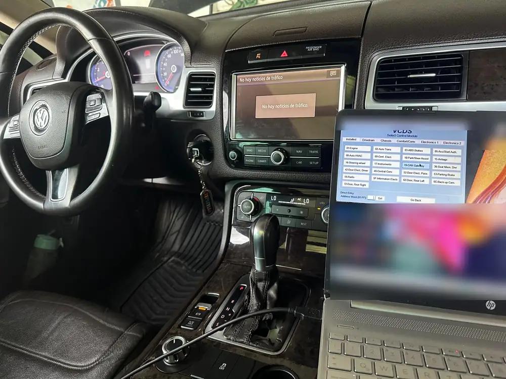 Laptop con software de diagnóstico conectada a una Touareg 2010 para programar el sistema BMS