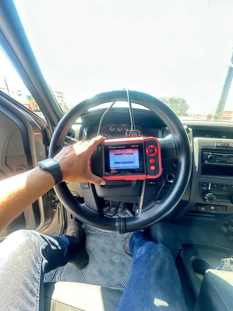 Escáner de diagnóstico conectado a una Chevrolet Silverado 2015