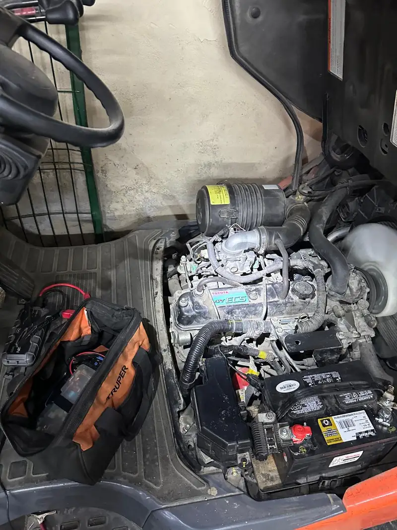 Motor de un montacargas Toyota 2010 en revisión por inversión de polaridad