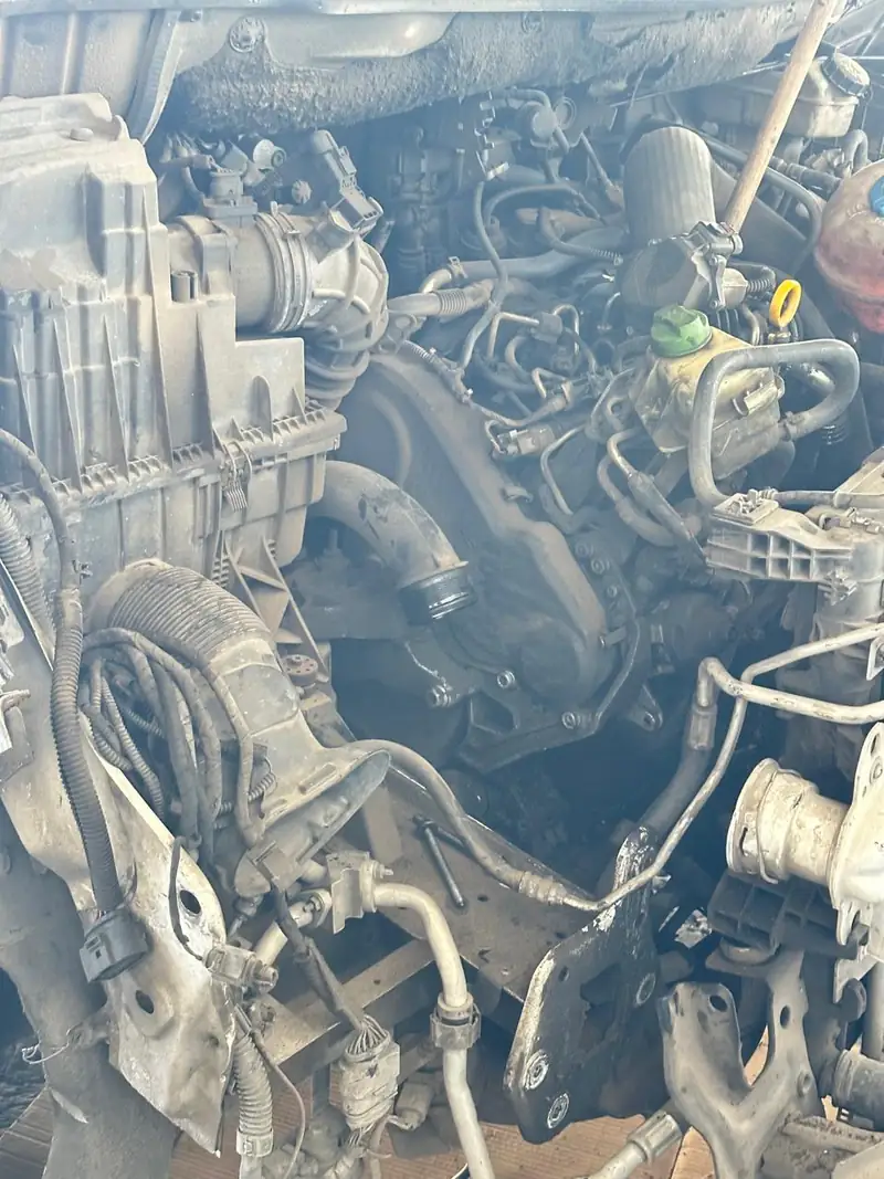 Motor de Transporter 2017 con suciedad antes de la limpieza